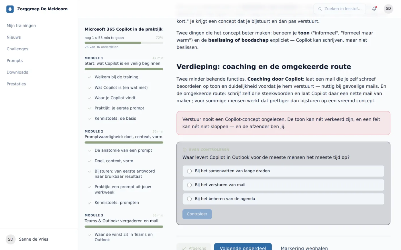 Lesonderdeel in de speler met een voorbeeldprompt, een tussenvraag en links de voortgang per module